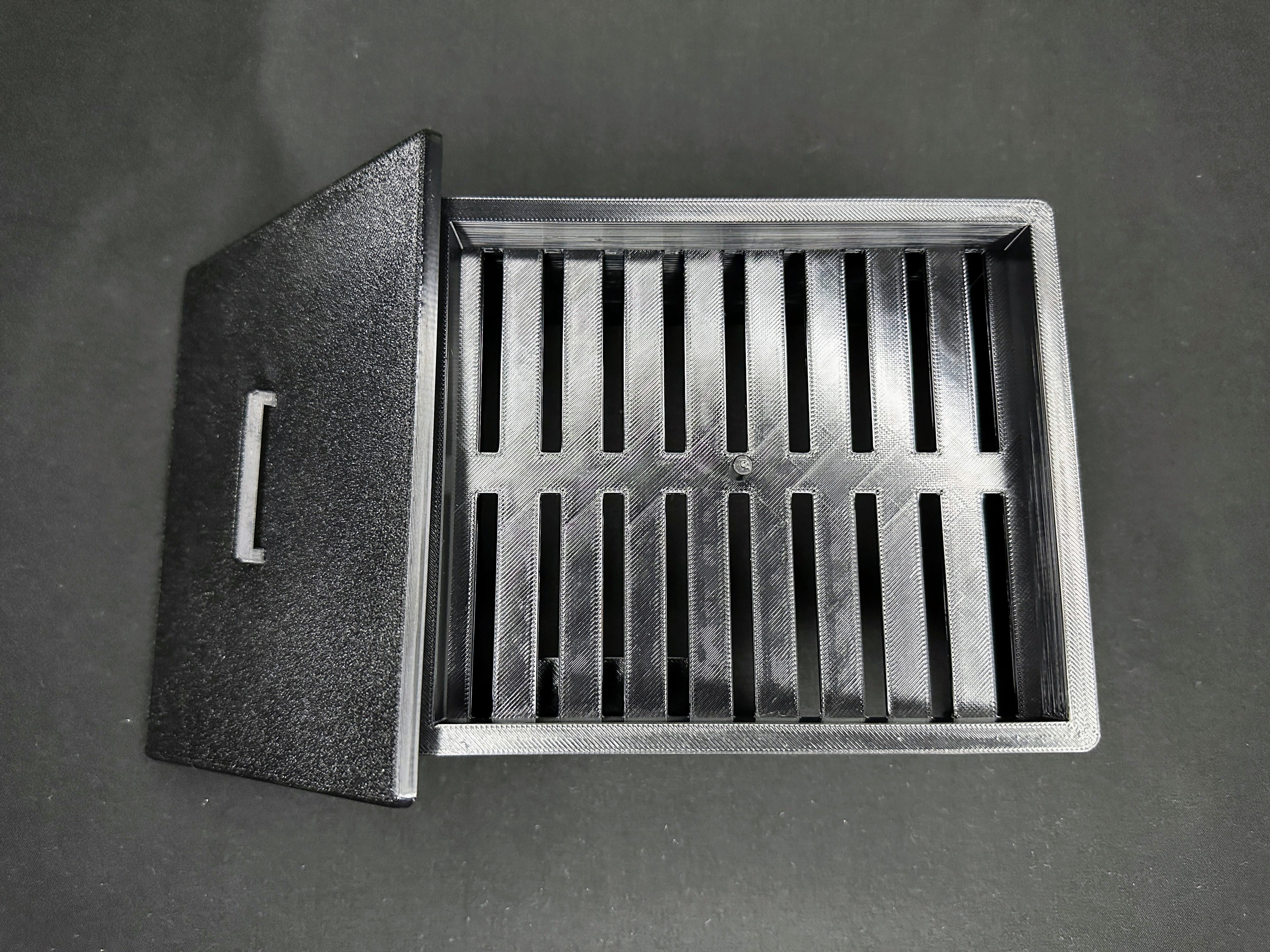 Humid Hide for Reptiles with Integrated Hygrometer/Thermometer for Shedding Support