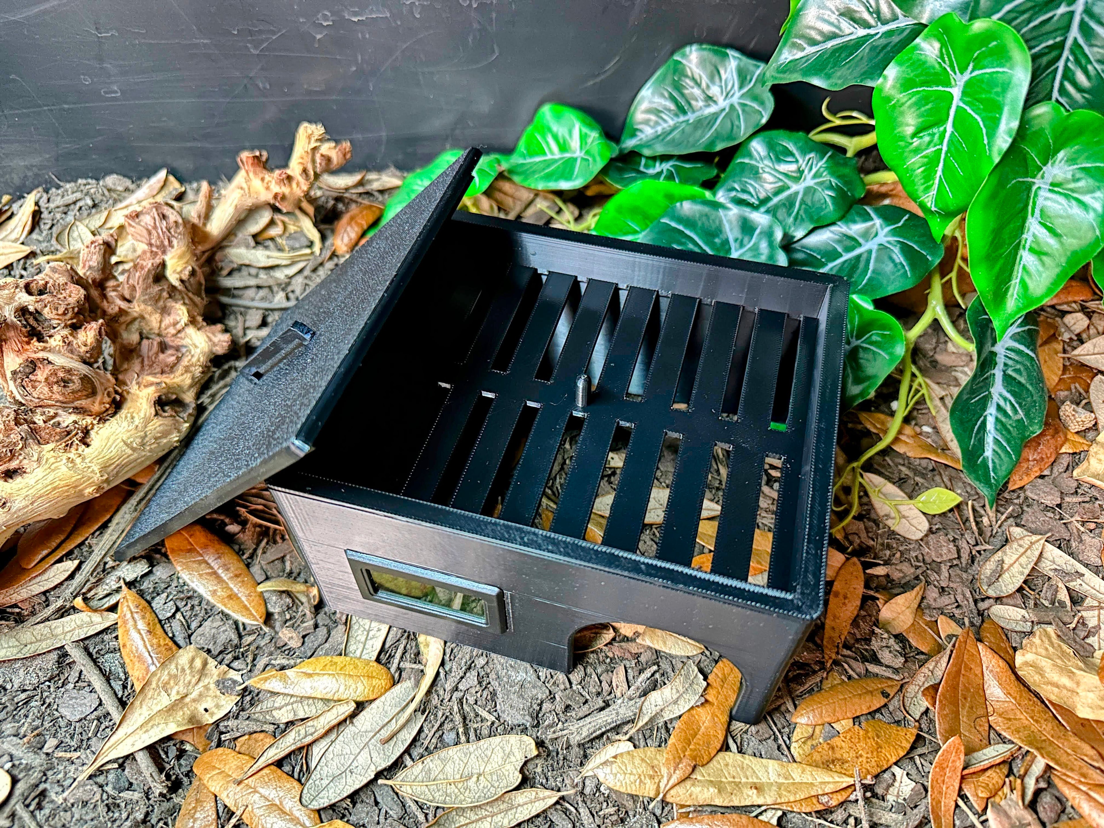 Humid Hide for Reptiles with Integrated Hygrometer/Thermometer for Shedding Support