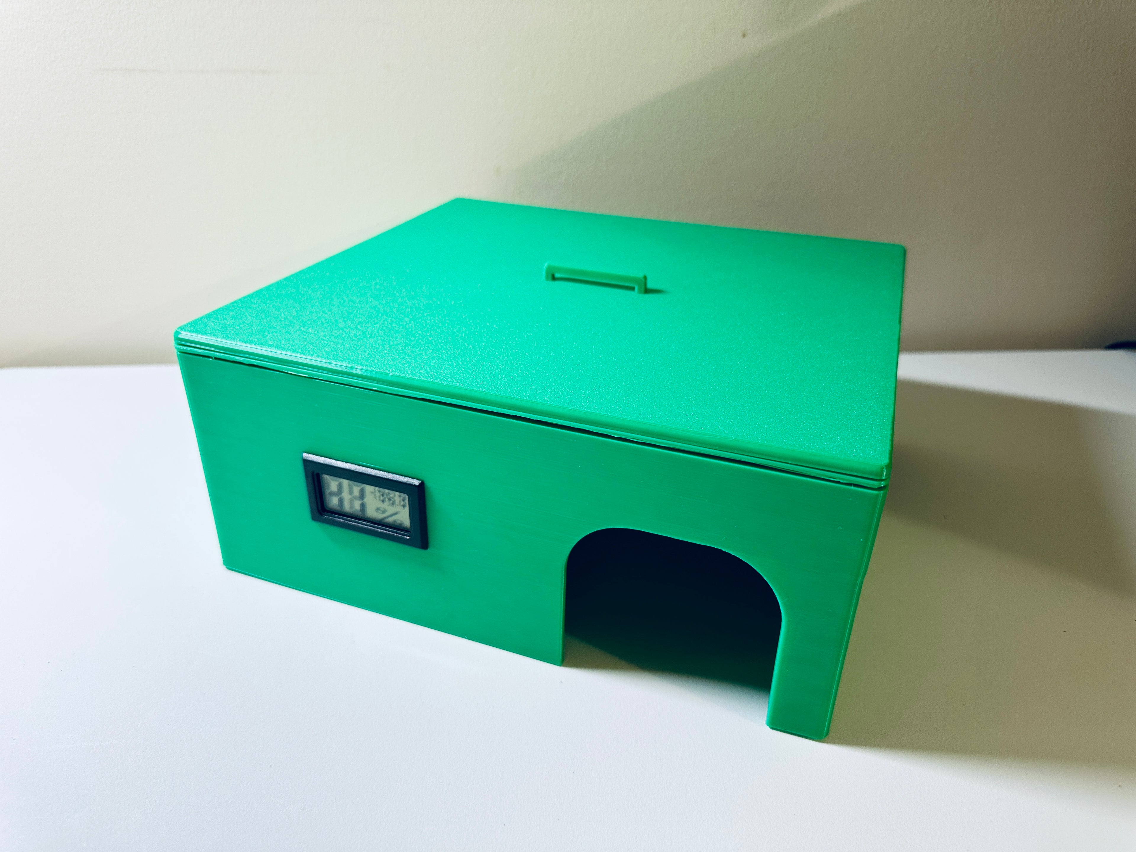Humid Hide for Reptiles with Hygrometer/Thermometer for Shedding Support