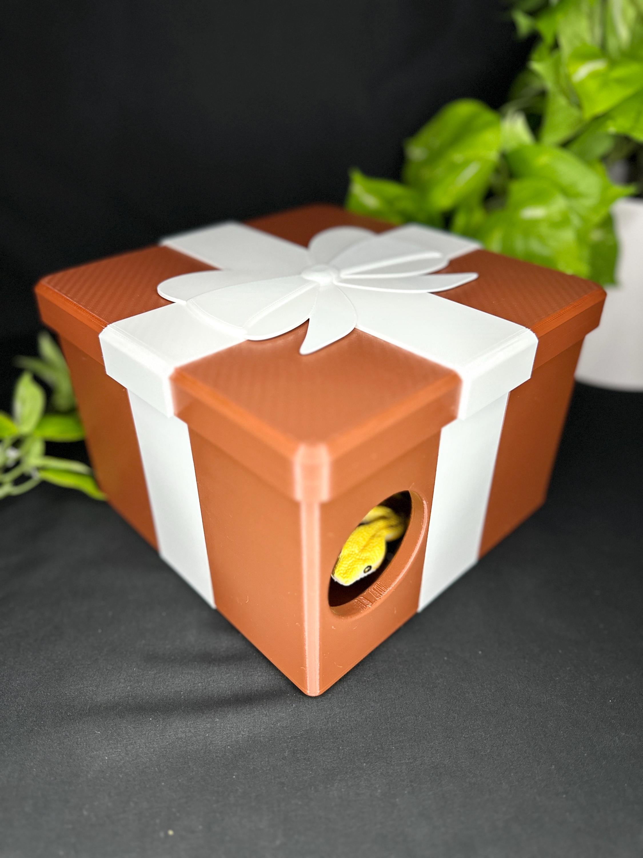 Christmas Present Humid Hide for Reptiles – Festive Holiday Terrarium Decor with Shedding Support