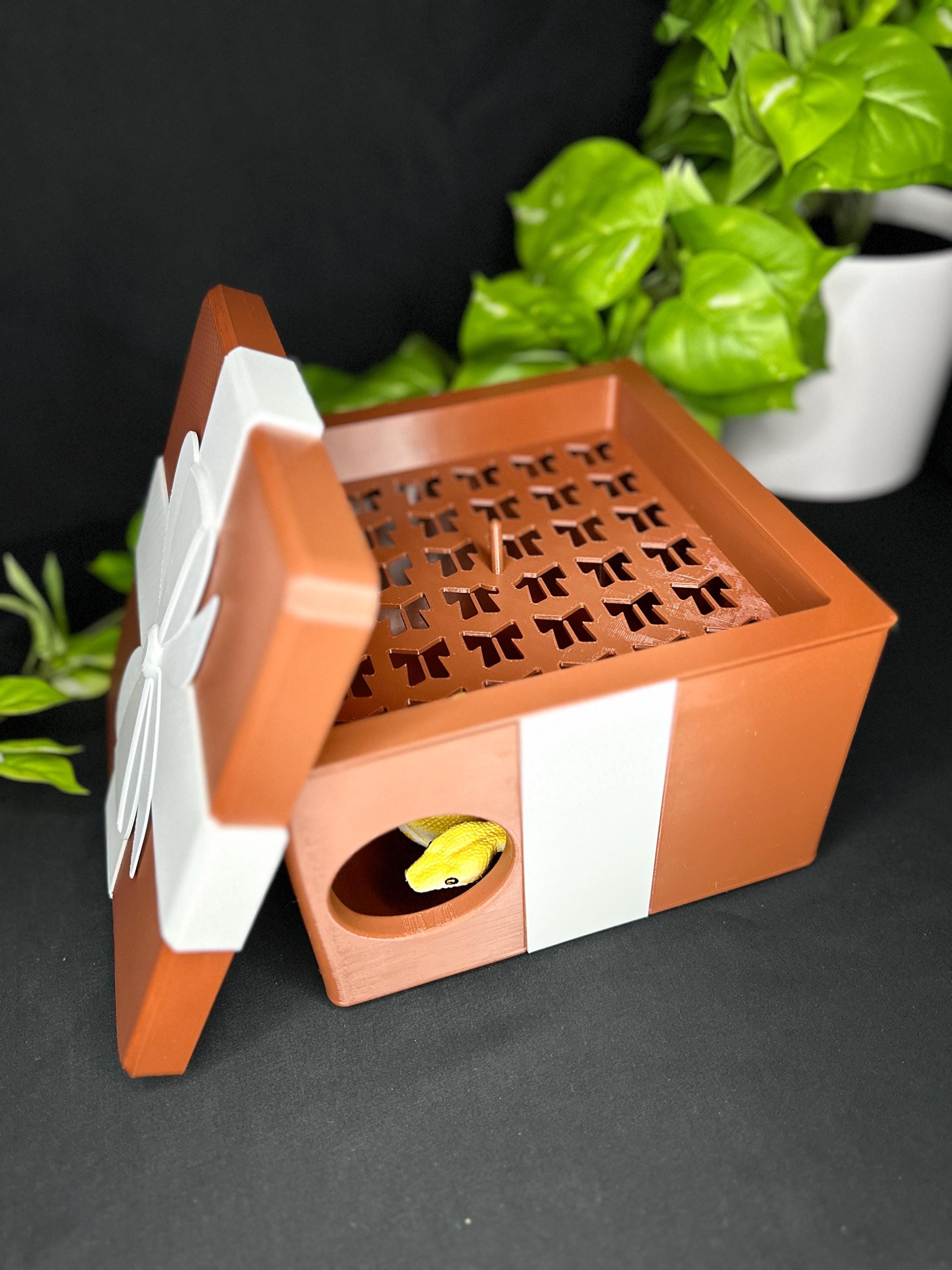 Christmas Present Humid Hide for Reptiles – Festive Holiday Terrarium Decor with Shedding Support